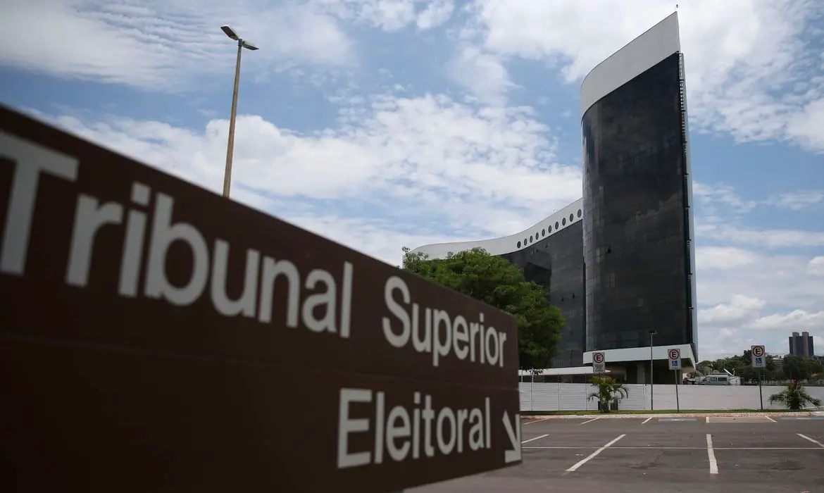 Imagem da notícia: Servidor do TSE muda versão e diz que só alertou falha na suspensão de programas