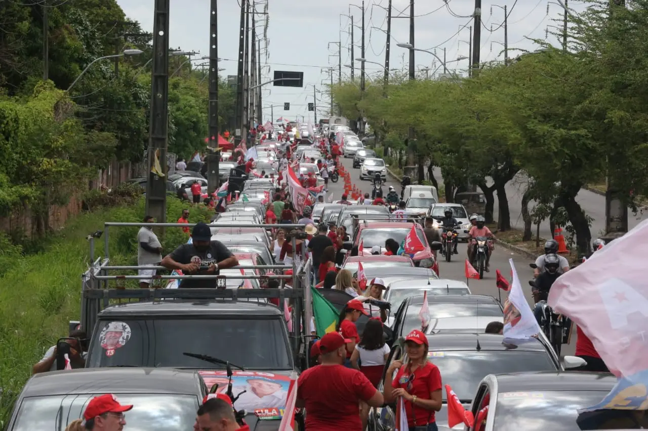 Imagem da notícia: Camilo e Elmano participam de carreata em apoio a Lula em último dia de campanha no Ceará