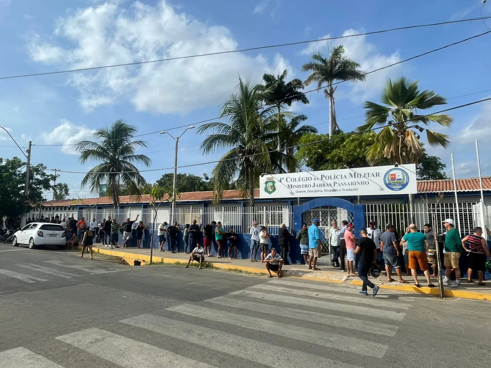 Maior local de votação de Sobral, na Região Norte, a escola Jarbas Passarinho, no bairro Junco, registrava fila antes da abertura dos portões
