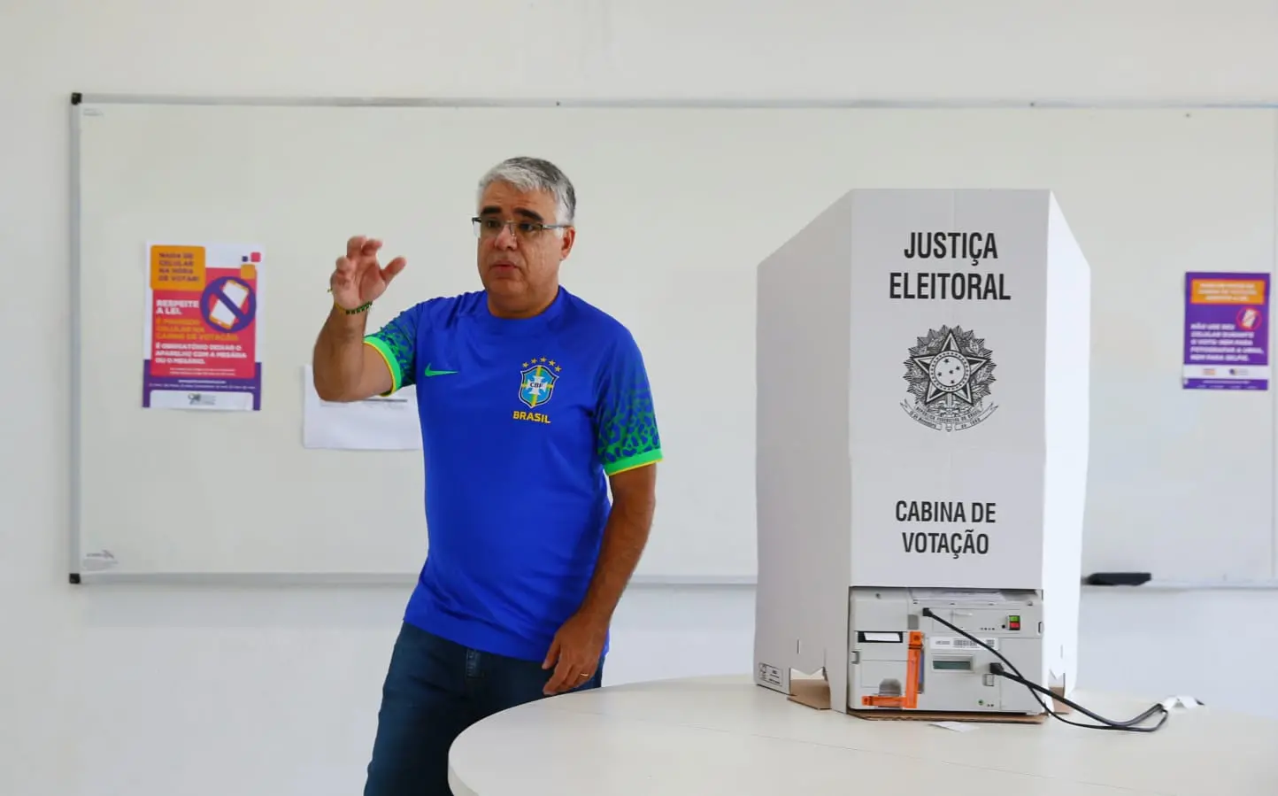 Imagem da notícia: Senador Eduardo Girão vota em Fortaleza