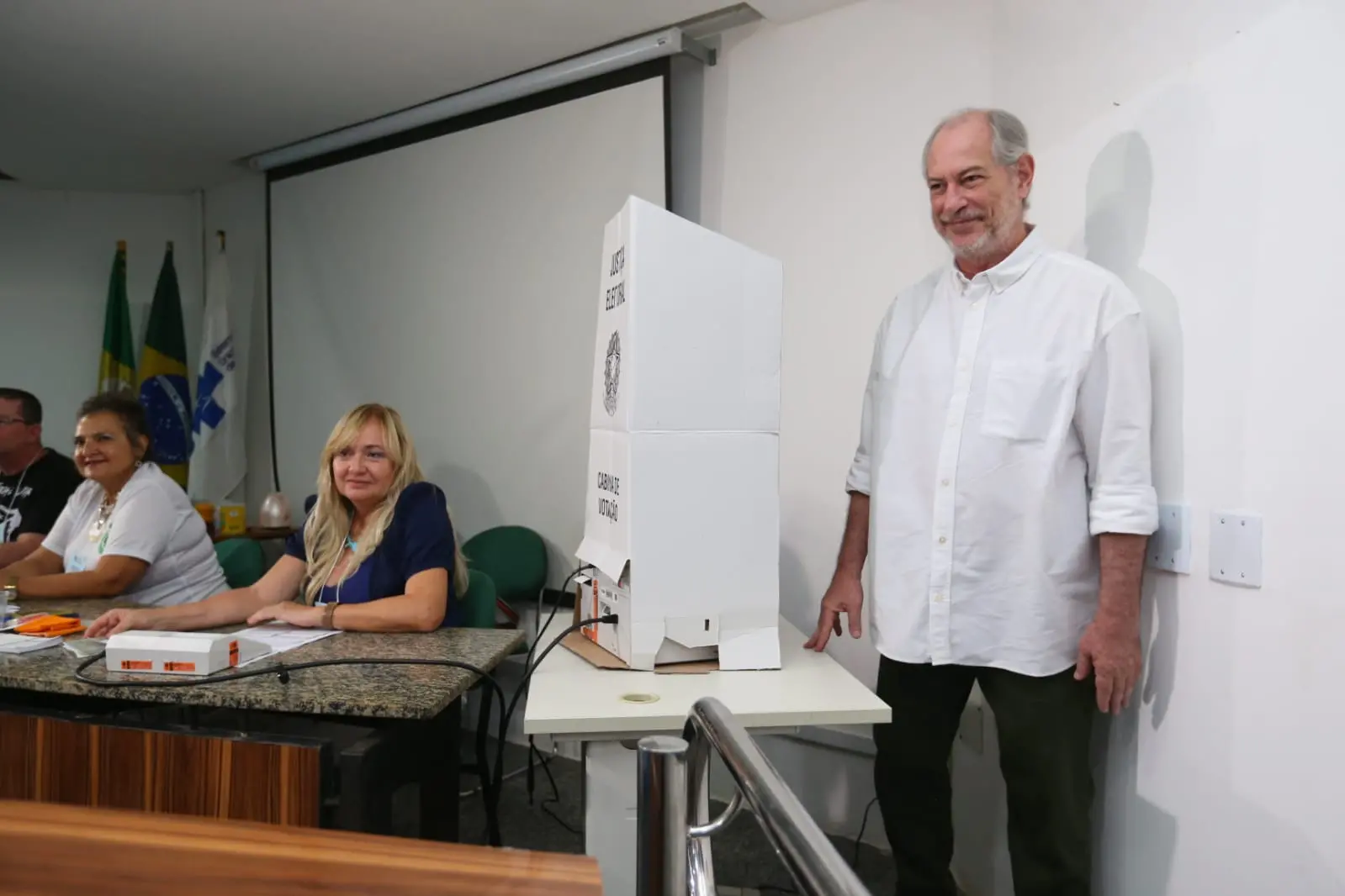 Imagem da notícia: Ciro Gomes vota em Fortaleza