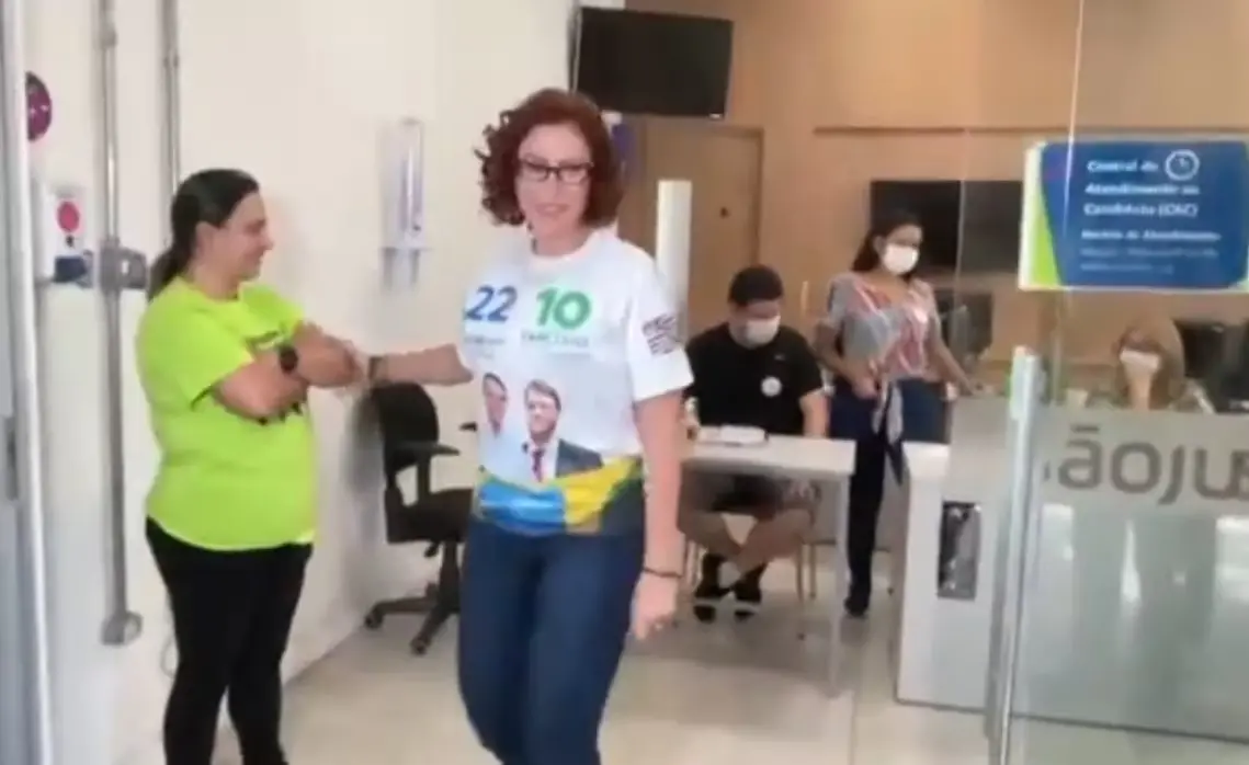 Imagem da notícia: Carla Zambelli vota com colete à prova de balas, em São Paulo 