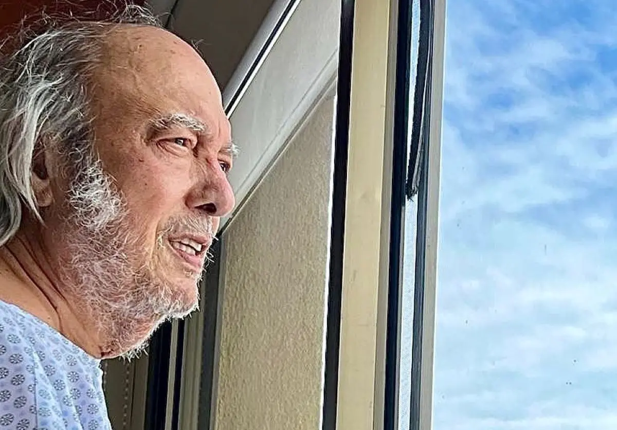 Imagem da notícia: Internado, Erasmo Carlos posta foto após boatos de morte: 'estou muito vivo'