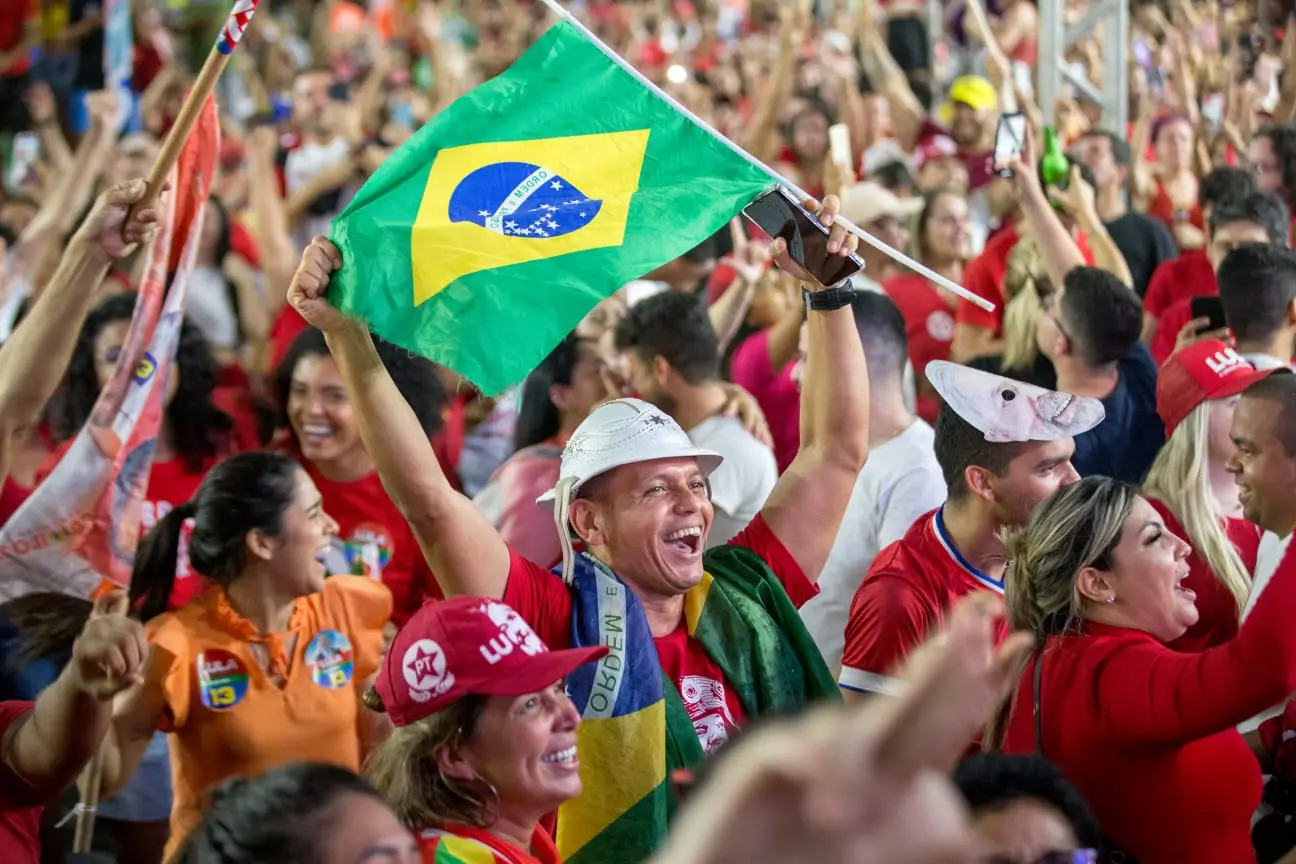 eleitora com bandeira de Lula