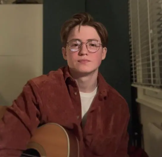 Imagem da notícia: Kit Connor, ator de 'Heartstopper', assume bissexualidade após pressão: 'fui forçado'