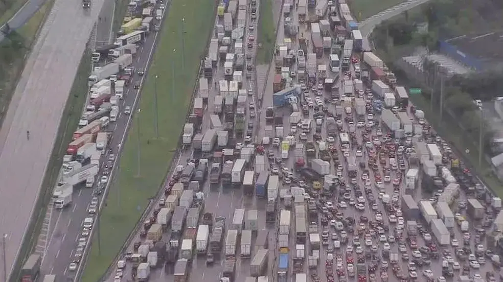 Imagem da notícia: Bloqueios ilegais em rodovias chegaram ao pico na madrugada desta terça (1º), diz PRF