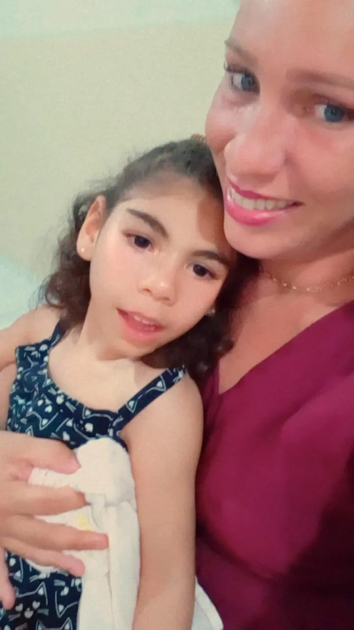 Ana Lis, hoje com 6 anos e 8 meses, e a mãe, Luciana