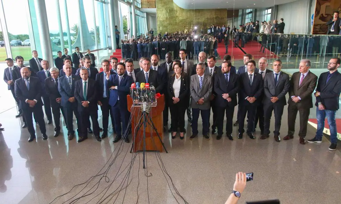 Imagem da notícia: Bolsonaro diz que 'manifestações pacíficas' são bem-vindas e que seguirá cumprindo a Constituição
