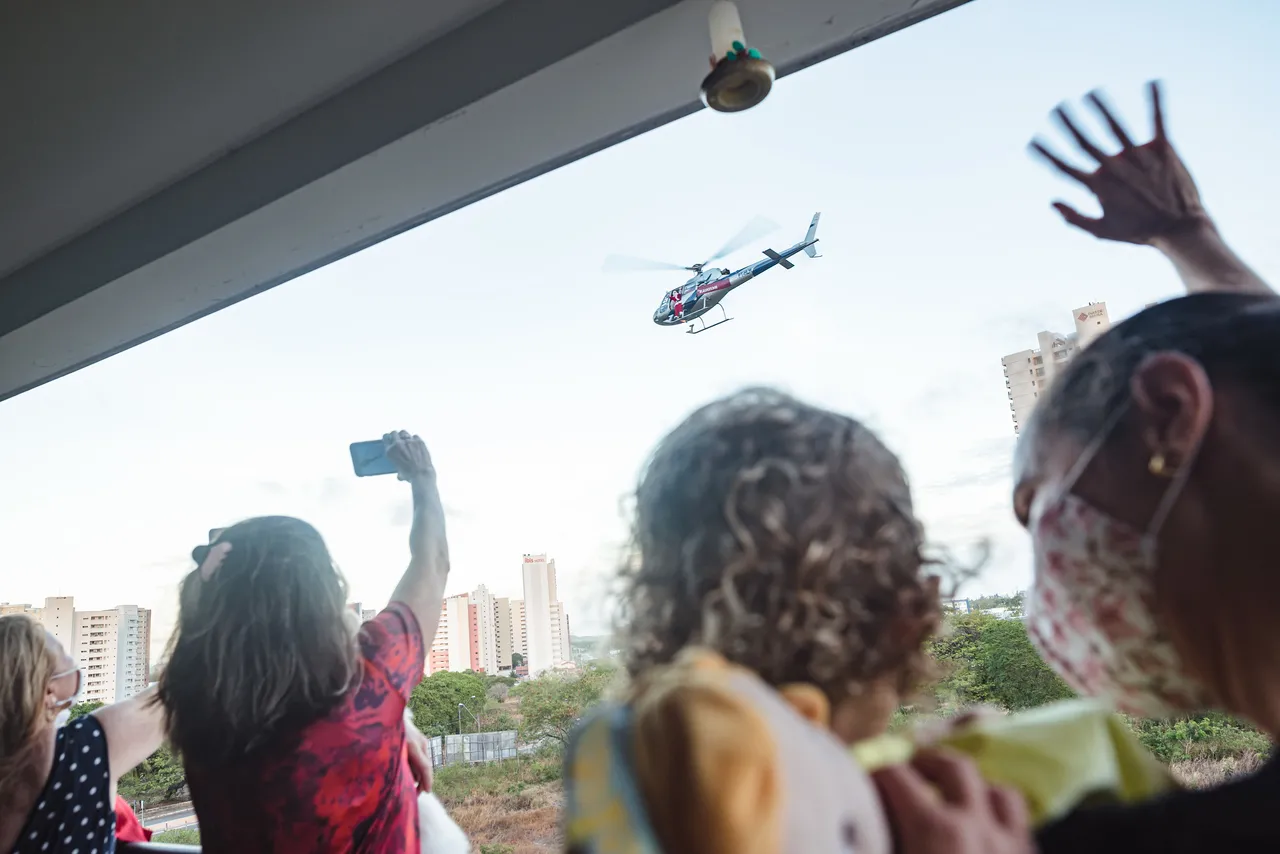 Papai Noel chega ao Iguatemi Bosque com percurso de helicóptero em bairros de Fortaleza