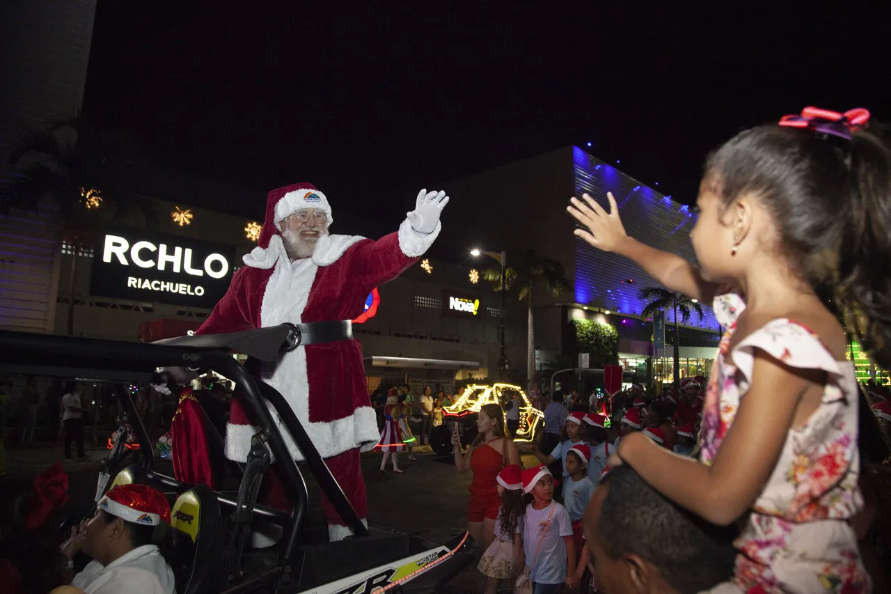 No Benfica, Papai Noel recebe as crianças na Avenida Carapinima