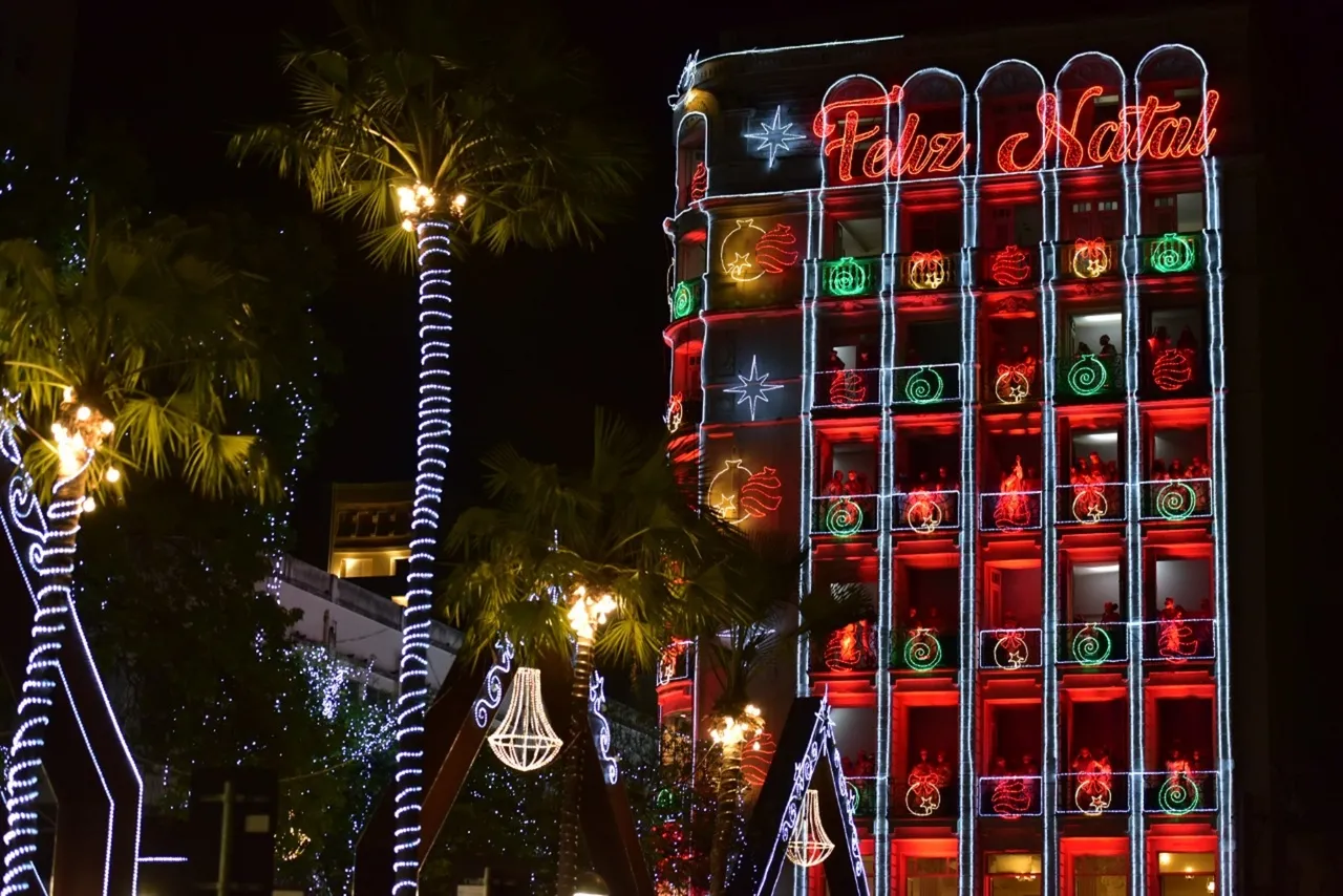 Programação acontece na Praça do Ferreira e reúne luzes e música