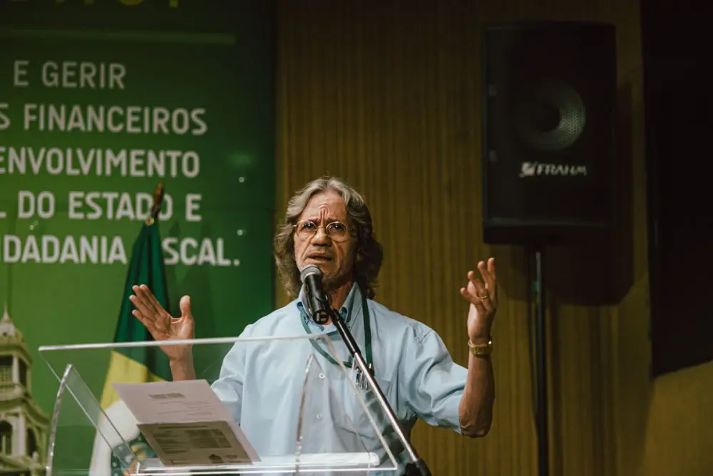 Lúcio falando ao microfone