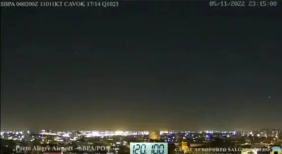 Imagem da notícia: Pilotos e comissários de bordo avistam OVNIs em voo para Porto Alegre