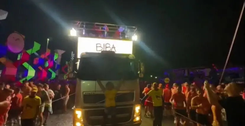 Imagem da notícia: Na Bahia, Daniela Mercury reproduz meme de bolsonarista pendurado em caminhão