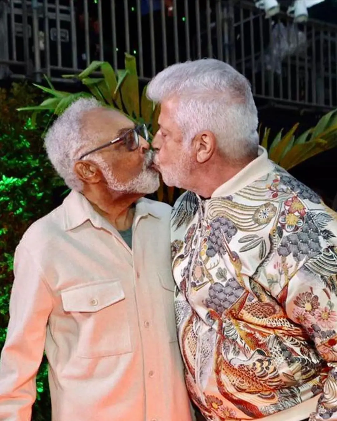 Imagem da notícia: Gilberto Gil e Lulu Santos dão selinho nos bastidores de festival no Rio de Janeiro