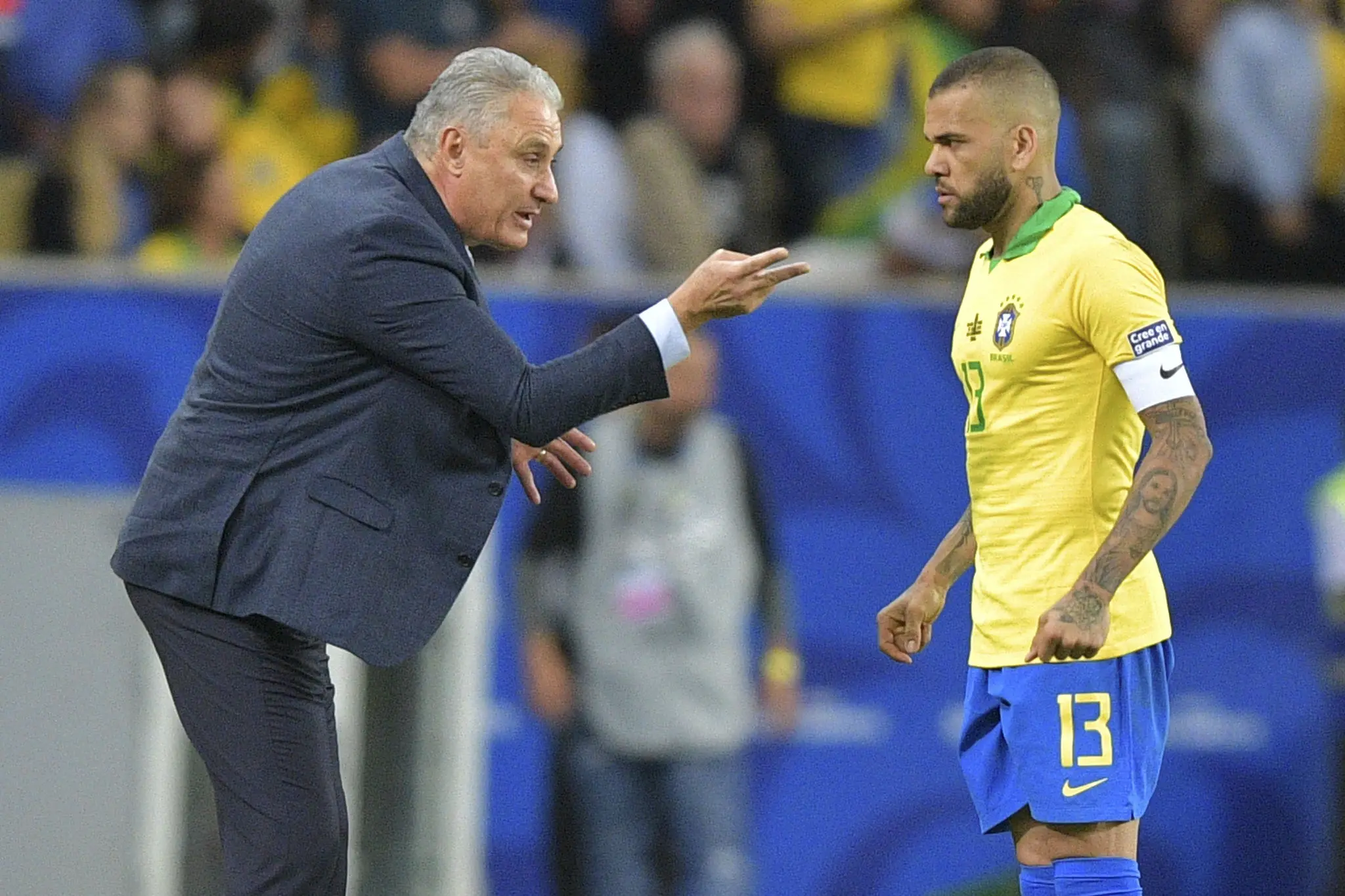 Imagem da notícia: Tite rebate críticas à convocação de Daniel Alves: 'Eu não vim pra agradar o Twitter'