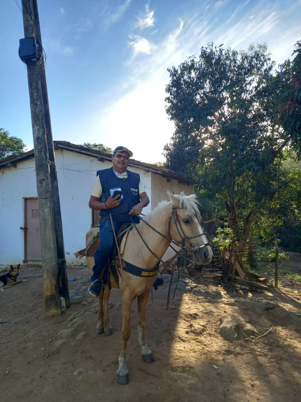 Imagem da notícia: Em barco, cavalo ou trilhas, recenseadores do IBGE cruzam distâncias para fazer censo; veja imagens