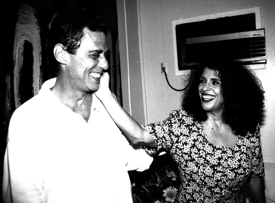 Imagem da notícia: Com Covid, Chico Buarque mantém turnê suspensa após morte de Gal Costa: 'sem condições emocionais'