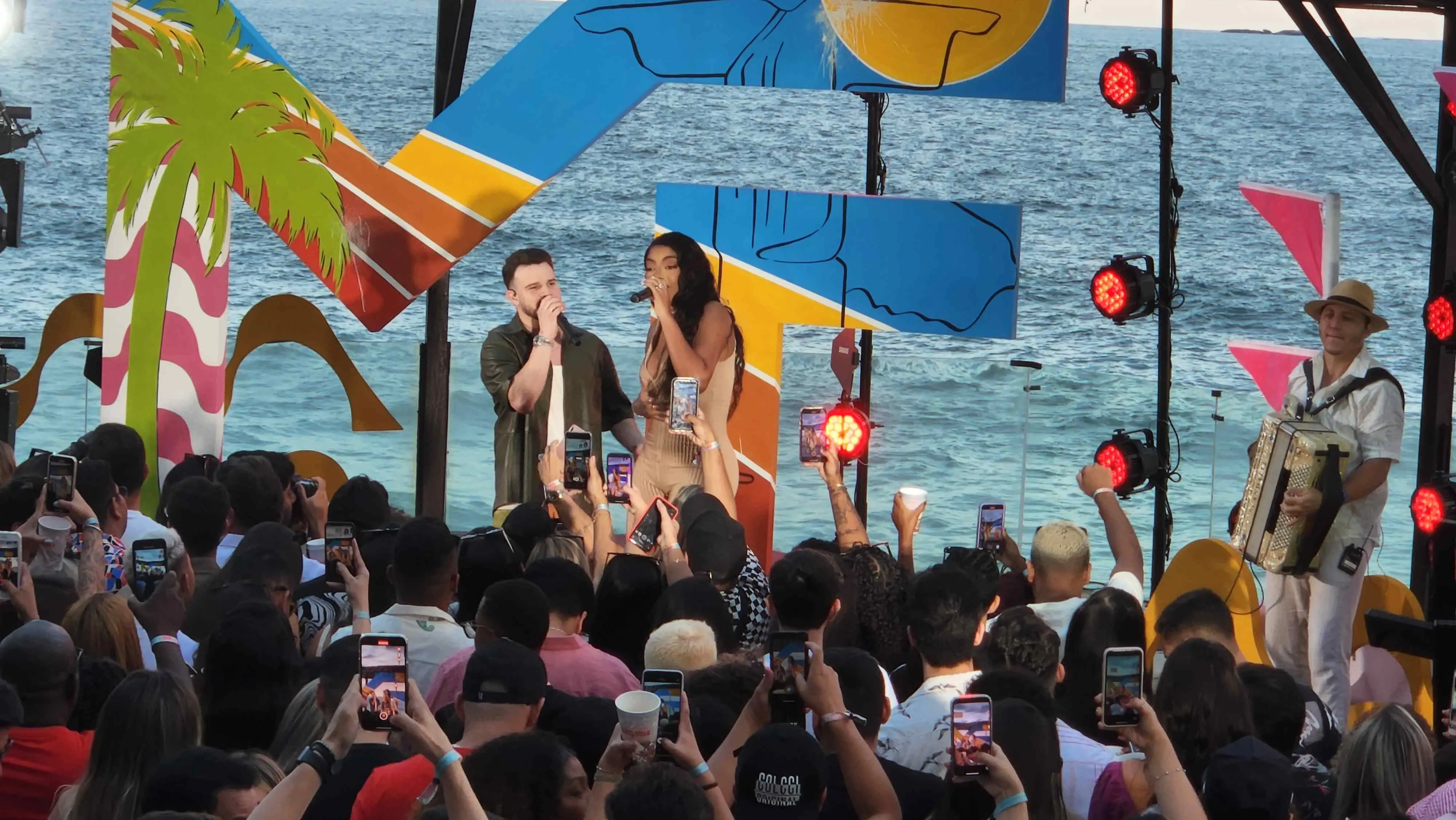 Imagem da notícia: Matheus Fernandes mistura de forró a trap em DVD com feats de Ludmilla e Whindersson Nunes