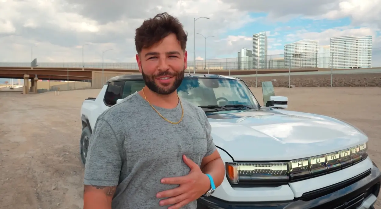 Imagem da notícia: Youtuber destrói picape avaliada em R$ 1,2 milhão horas após deixar concessionária nos EUA