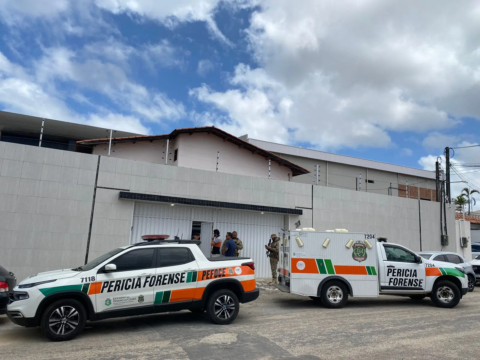 Imagem da notícia: Policial aposentado é encontrado morto com um tiro nas costas em casa no bairro Parque Manibura