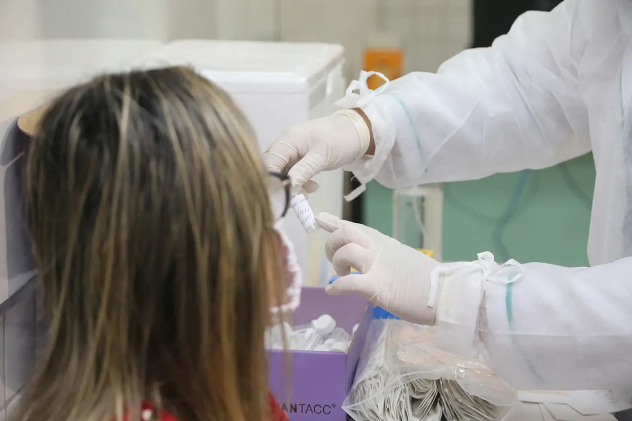 Imagem da notícia: Ceará confirma primeiros casos da ômicron BQ.1, subvariante mais transmissível do coronavírus