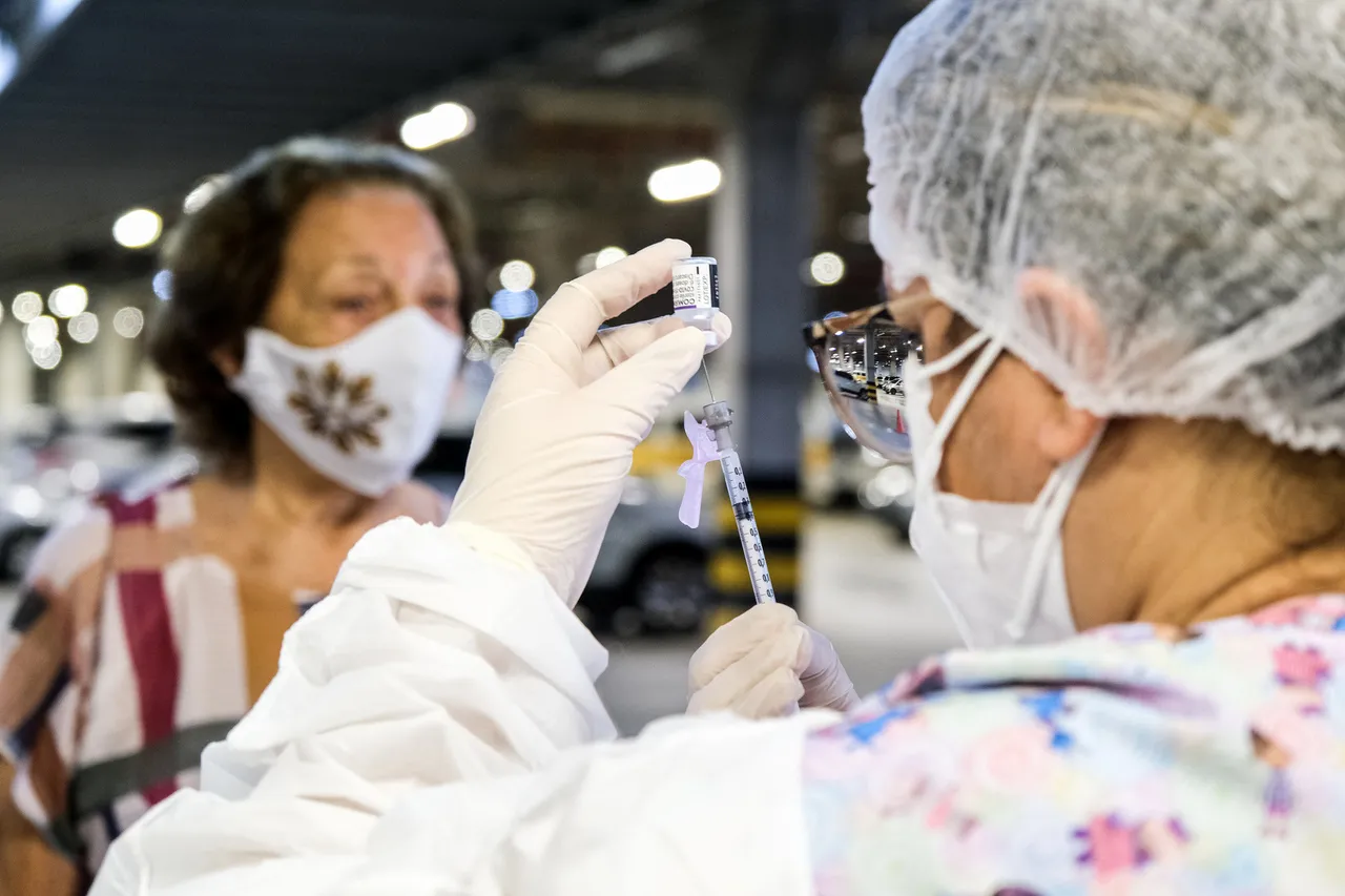 Idosos e pessoas com sistema imunológico frágil precisam de mais doses da vacina contra a Covid para proteção efetiva