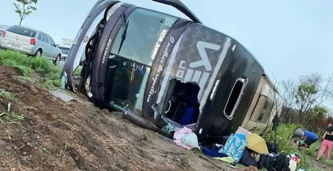 Imagem da notícia: Kevi Jonny e namorada, Sthe Matos, sofrem acidente de carro na Bahia; todos passam bem