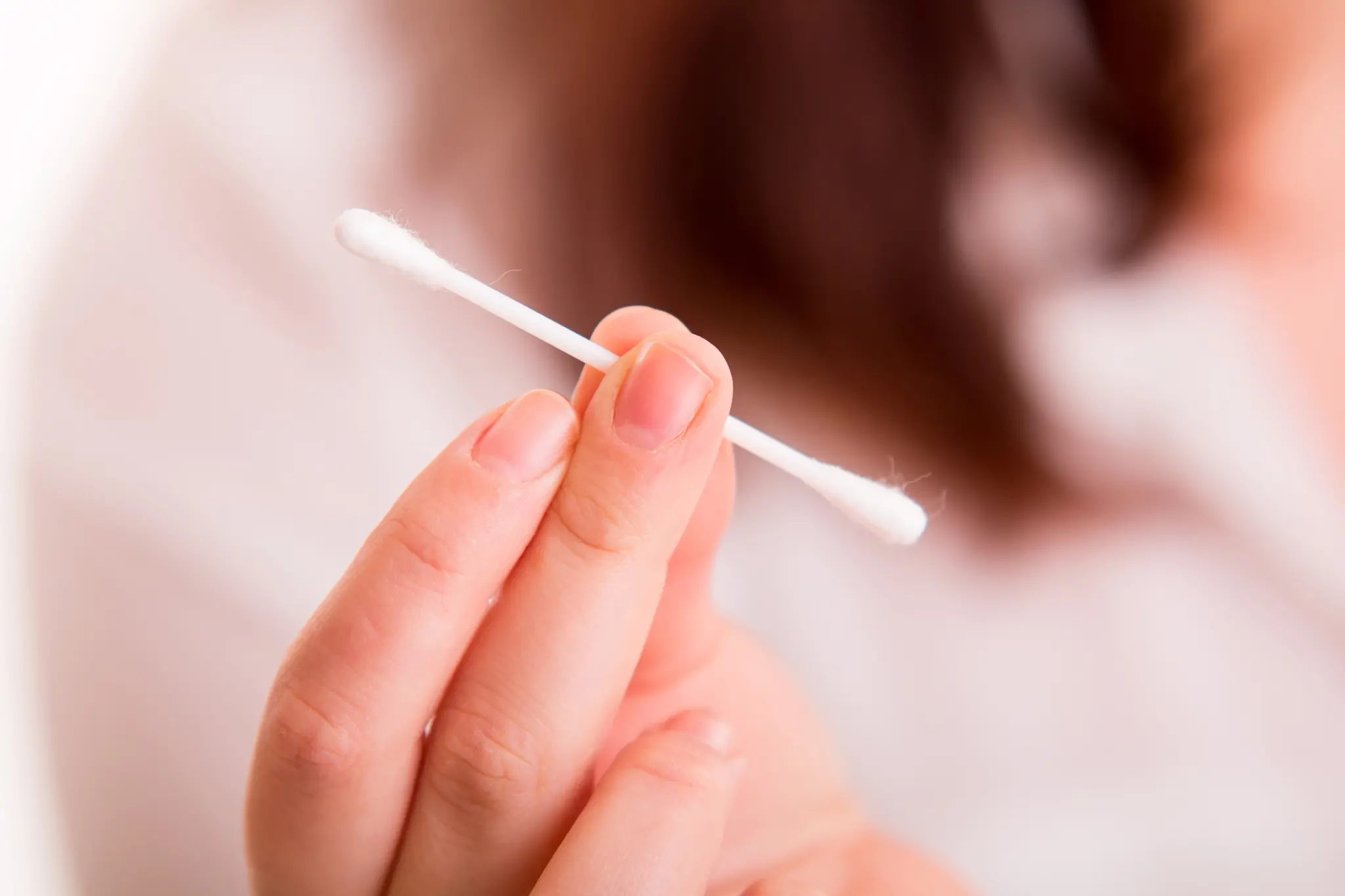 Imagem da notícia: Fumar cotonete: entenda moda que virou febre entre jovens e que pode causar sérios danos à saúde