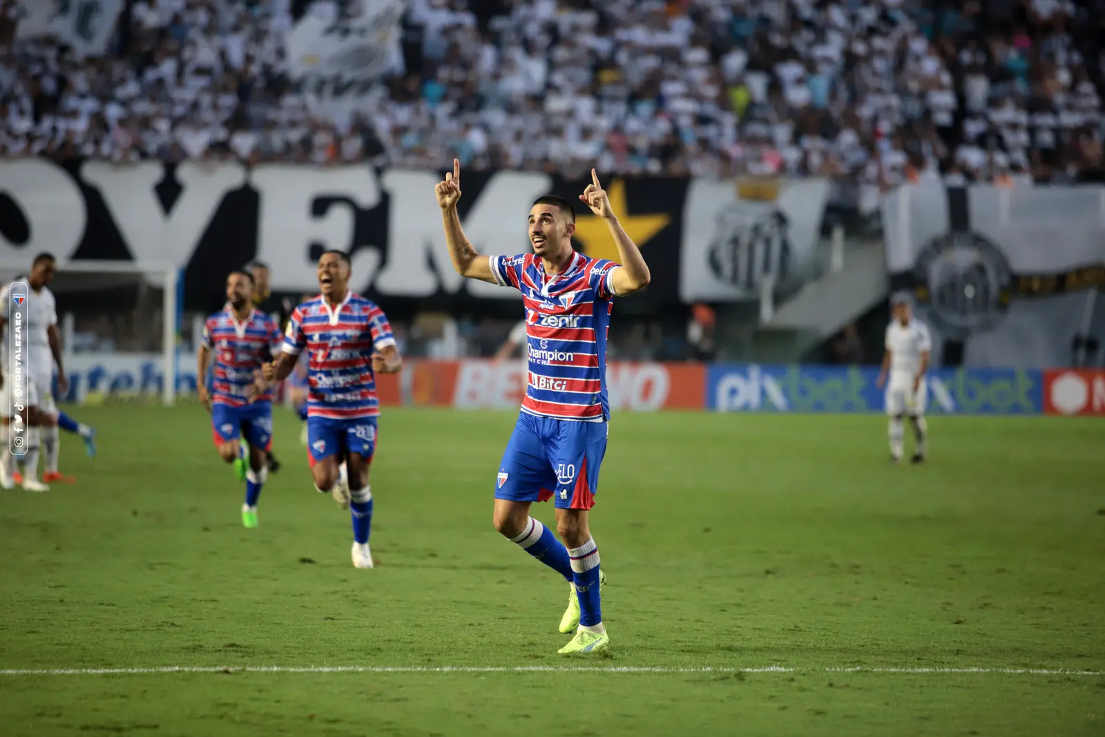 Imagem da notícia: Fortaleza vence Santos e encerra Brasileirão classificado para pré-Libertadores de 2023
