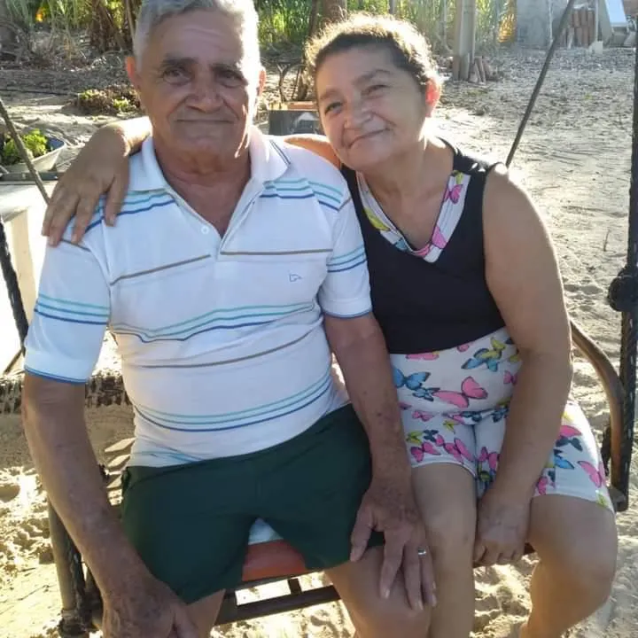 Faz oito anos. Lurdes e Queiroz enxergaram ali um amor capaz de amenizar todo o temor que sentiam de perderem a si mesmos