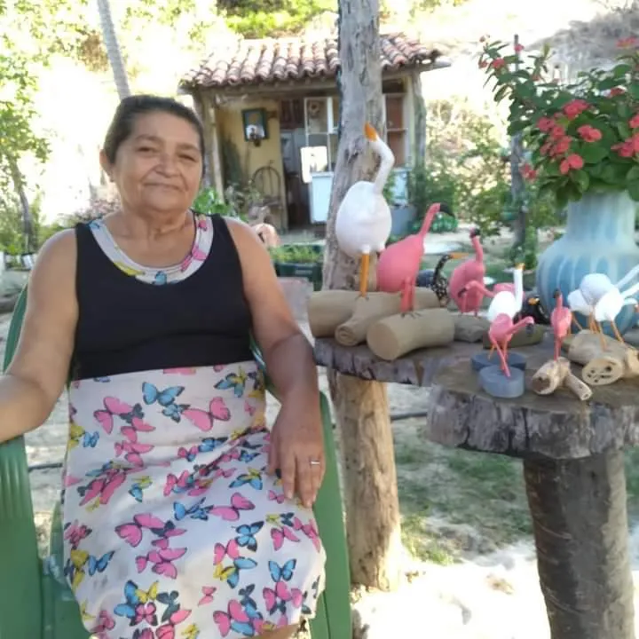 Lurdes criava sozinha os quatro filhos que pôs no mundo com as mãos enterradas nas areias coloridas extraídas das falésias do Morro Branco