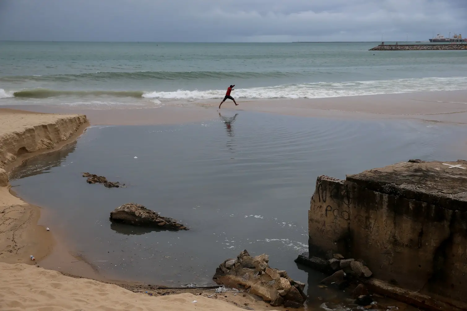 Imagem da notícia: Banho de praia? Como a chuva influencia na qualidade da água do mar
