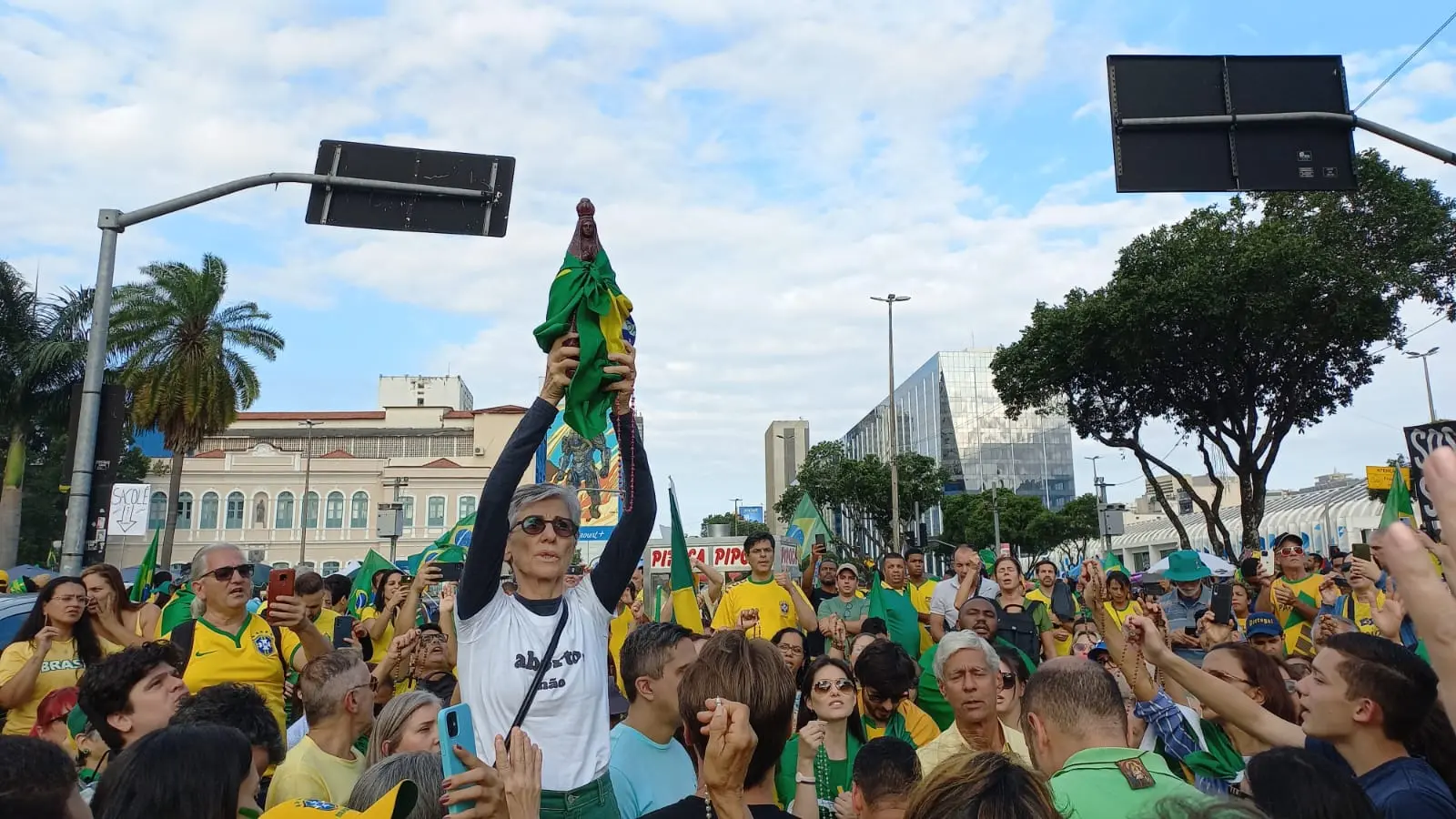 Imagem da notícia: Cássia Kis diz sofrer assédio moral e 'perdoa' colegas que a criticam por posições políticas 