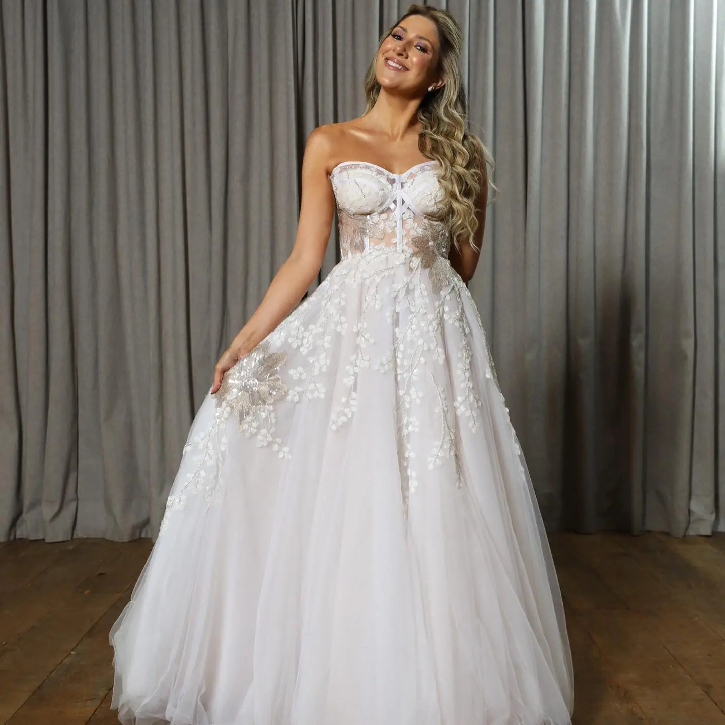 Imagem da notícia: Dani Calabresa se casa com vestido inspirado em princesas; veja