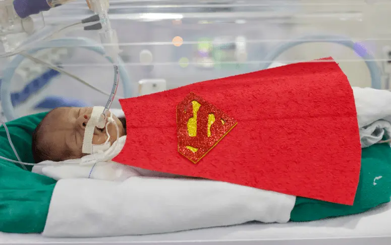 Imagem da notícia: Bebês prematuros são super-heróis em ensaio fotográfico promovido pelo HGF