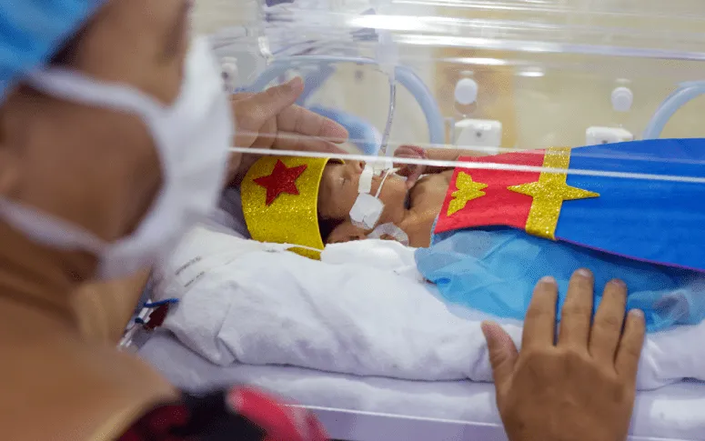 Bebê fantasiada de Mulher Maravilha na UTI Neonatal do HGF