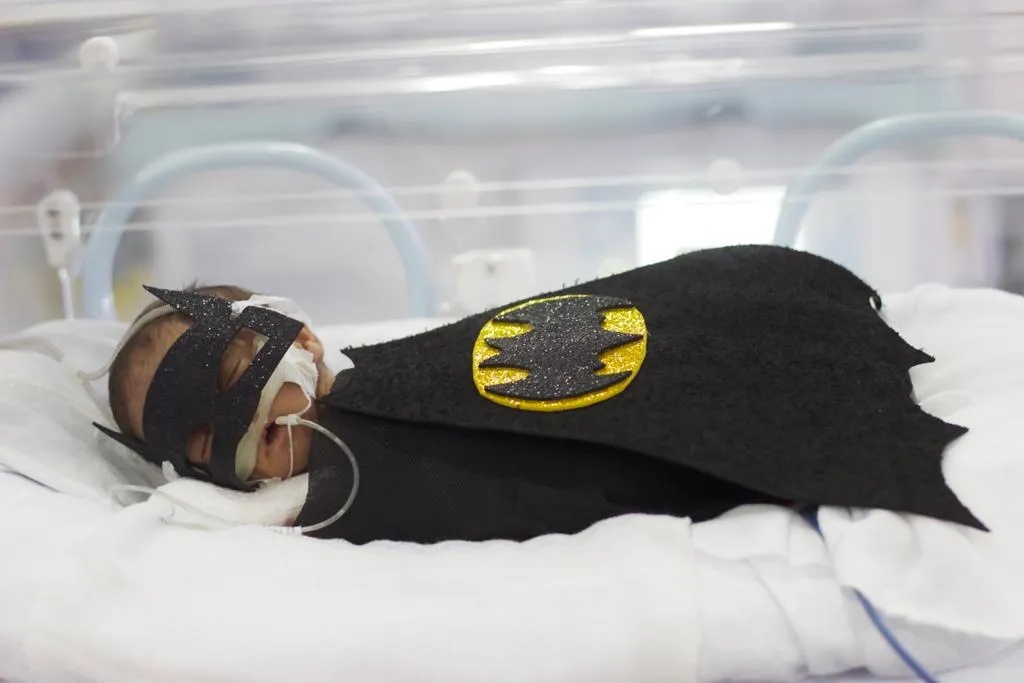 Bebê prematuro vestido de Batman em ação na Semana da Prematuridade