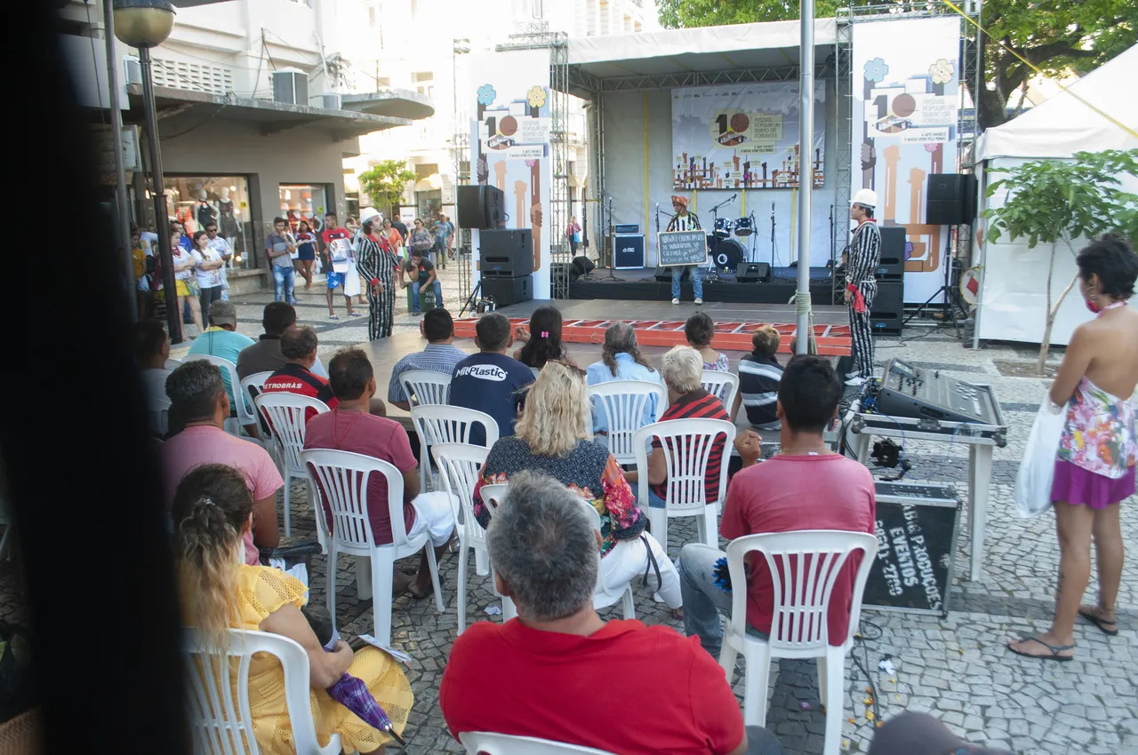 Espetáculos invadem praças públicas com apresentações gratuitas