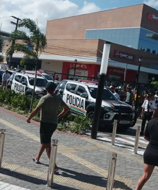 Imagem da notícia: Mulher e adolescente são capturados suspeitos de tentativa de roubo em shopping de Maracanaú