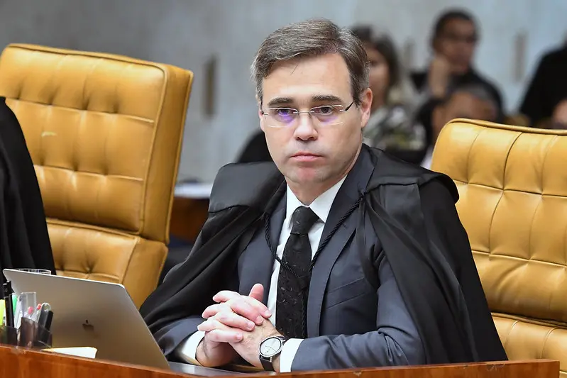 Imagem da notícia: André Mendonça é sorteado como relator de pedido de impeachment do ministro da Defesa