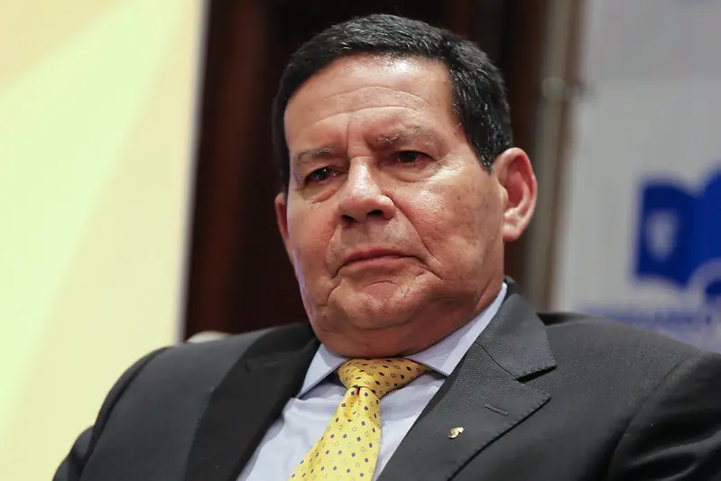 Imagem da notícia: Mourão diz que derrota de Bolsonaro ocorreu por 'erro no discurso': 'falava mal de vacina'