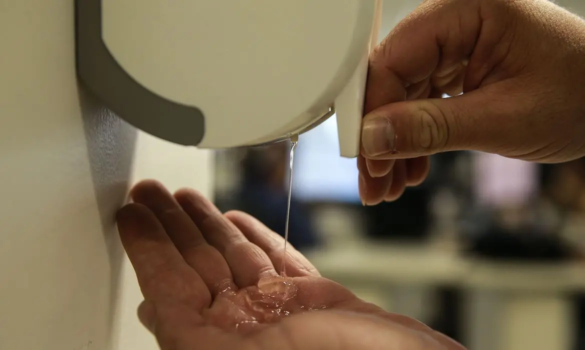 Imagem da notícia: Anvisa libera venda de álcool 70% na forma líquida