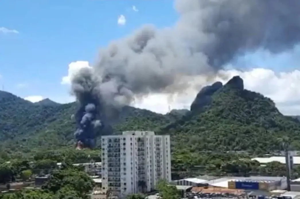 Imagem da notícia: Incêndio atinge prédio do antigo Projac, da Rede Globo; veja vídeo