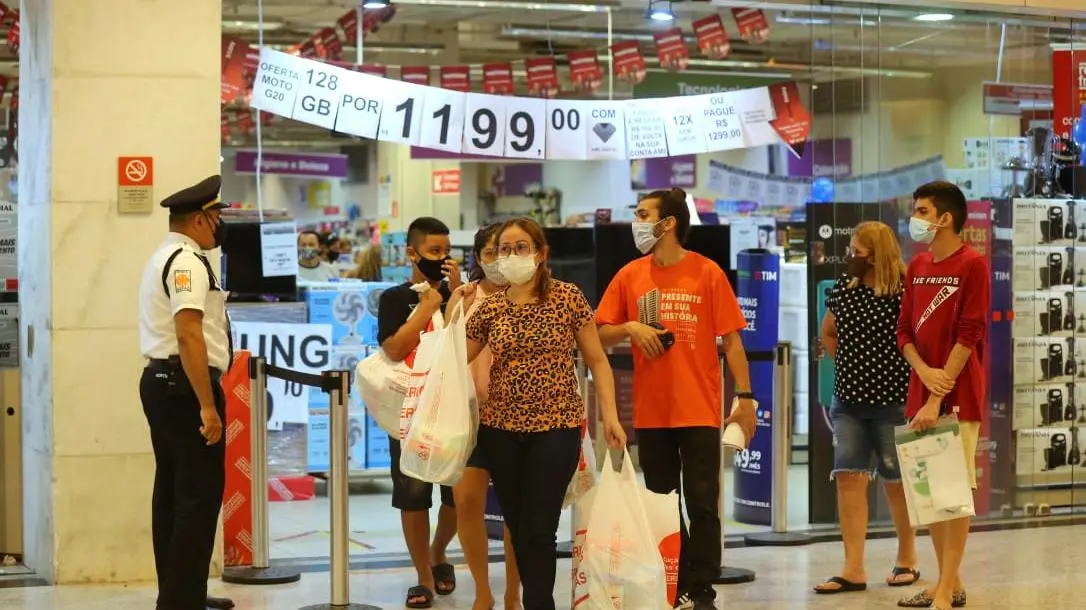Imagem da notícia: Quase metade dos cearenses quer gastar mais de R$ 1 mil na Black Friday, diz pesquisa 