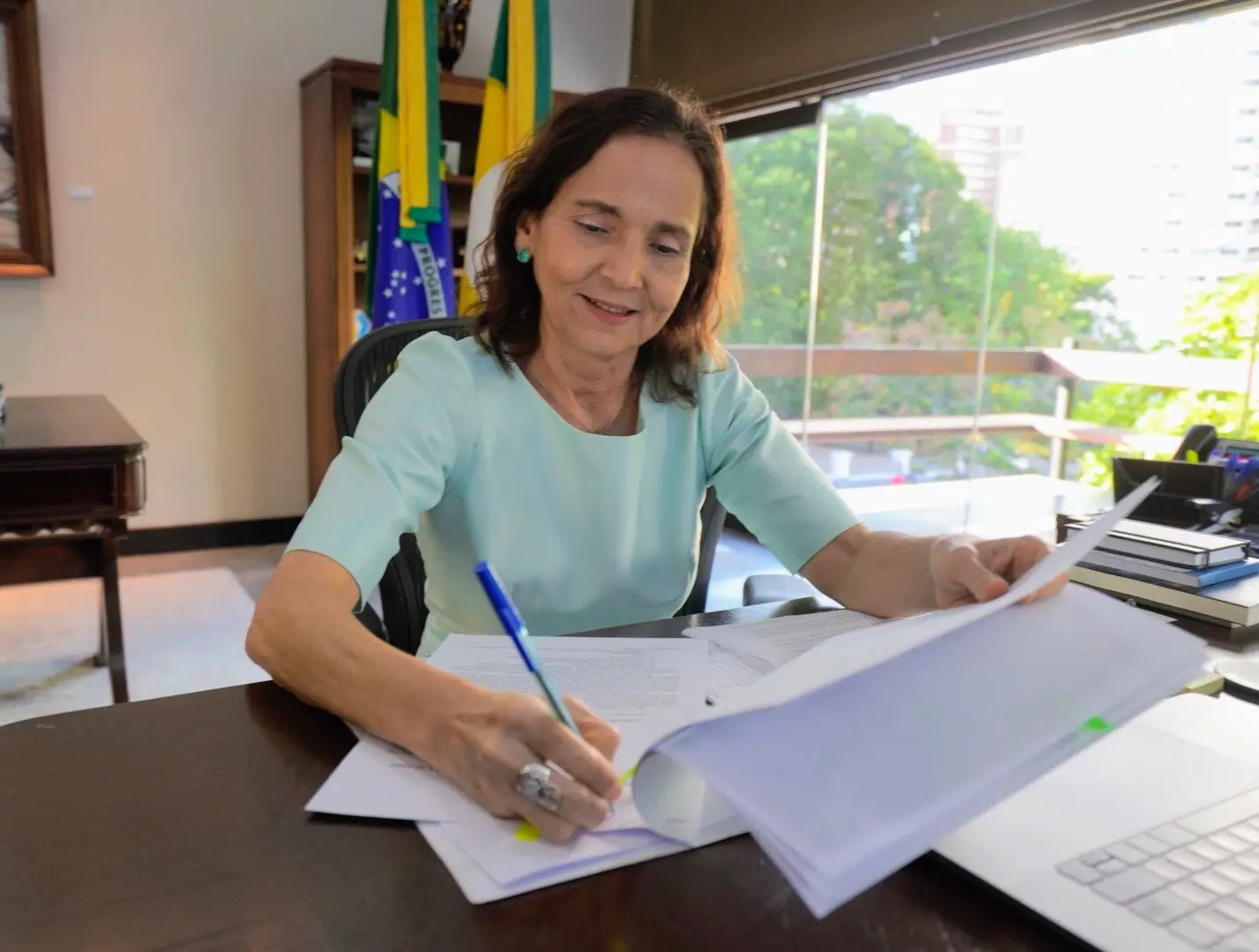 Imagem da notícia: Izolda Cela sanciona lei que garante pagamento de R$ 709 mi dos precatórios do Fundef a professores