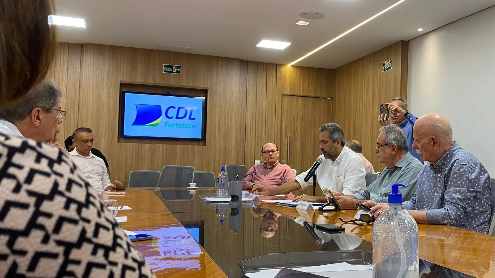 Imagem da notícia: Gratuidades no transporte e benefícios para morar no Centro: demandas do comércio para Elmano