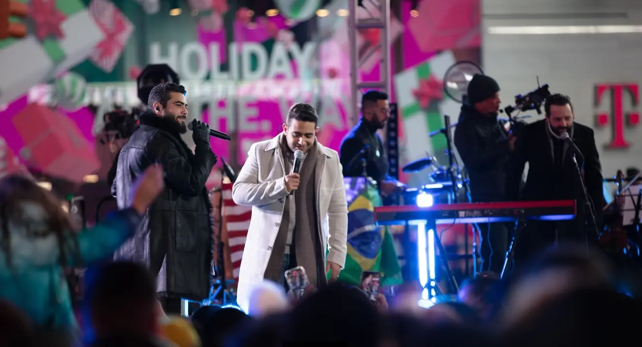 Imagem da notícia: Henrique e Juliano reúnem fãs e turistas na Times Square em gravação de DVD; veja fotos 