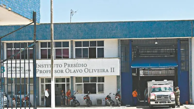 Imagem da notícia: Preso se passa por visita e consegue fugir de presídio em Itaitinga