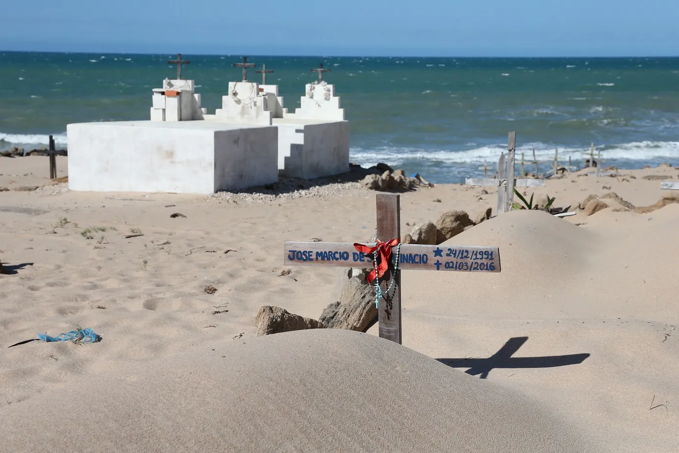 Sepulturas vão das mais simples, na areia, a construções de alvenaria